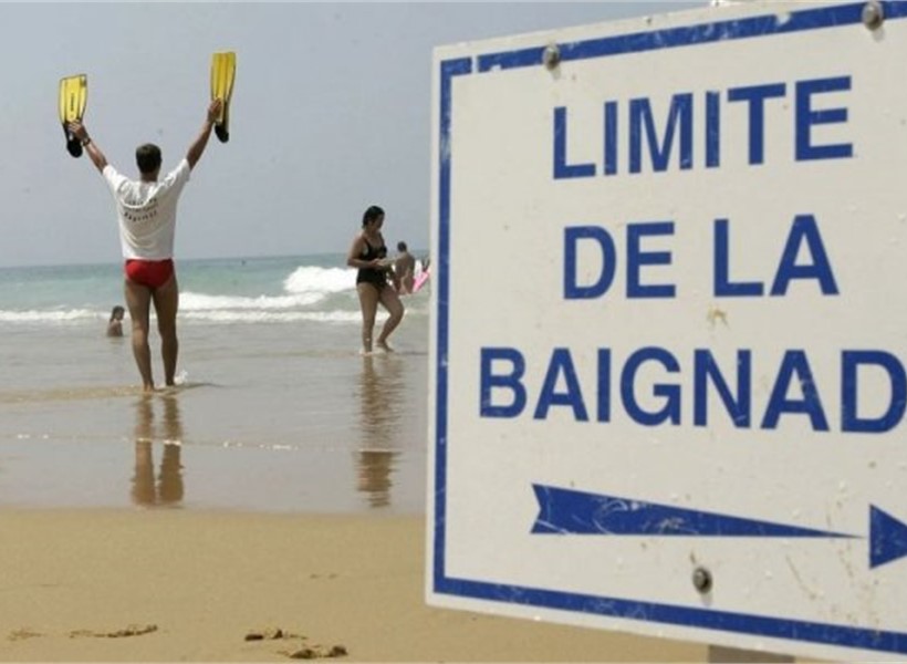 Happy & safe surfing with lifeguards now on the beach in Capbreton & Hossegor